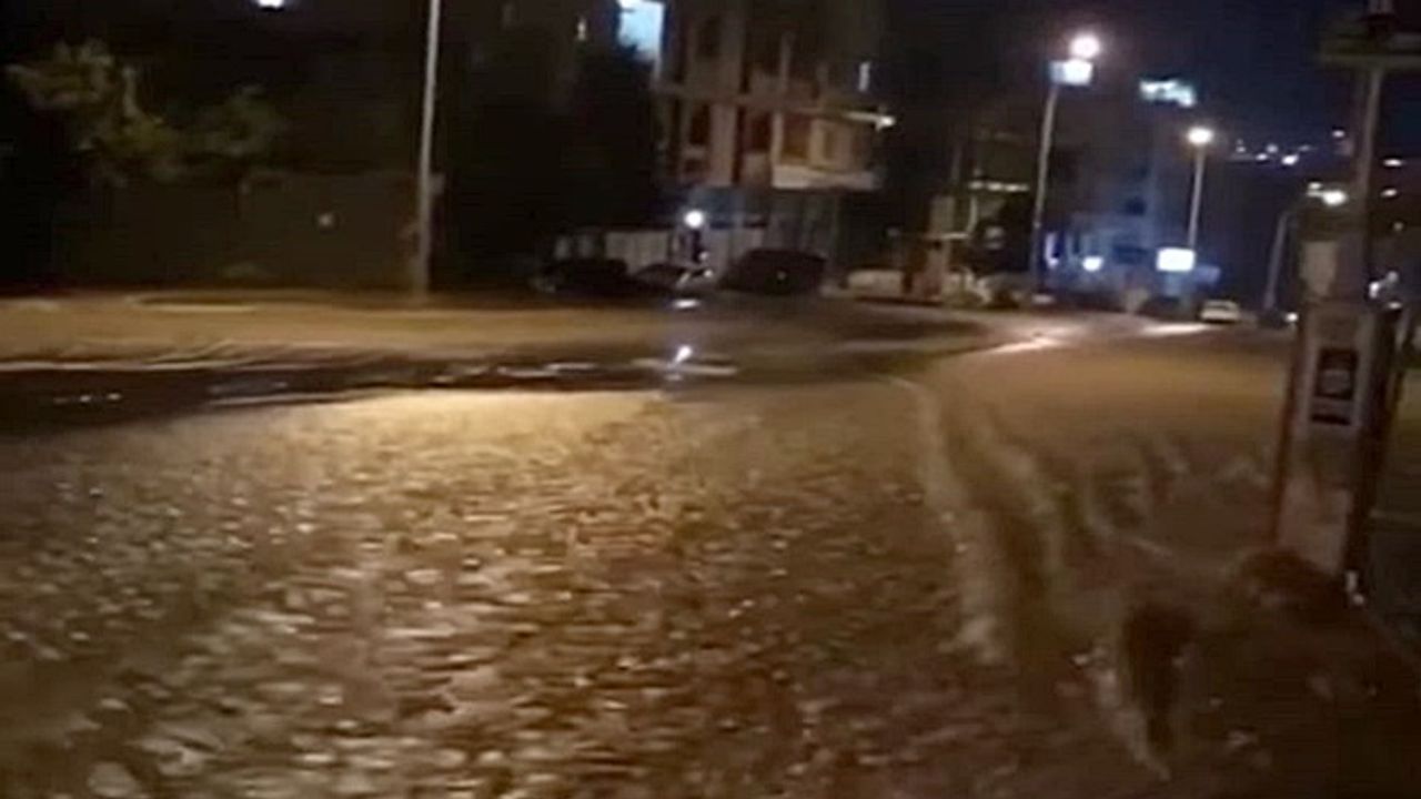 Gebze'de İSU ana şebeke su hattı patladı !Evleri su bastı
