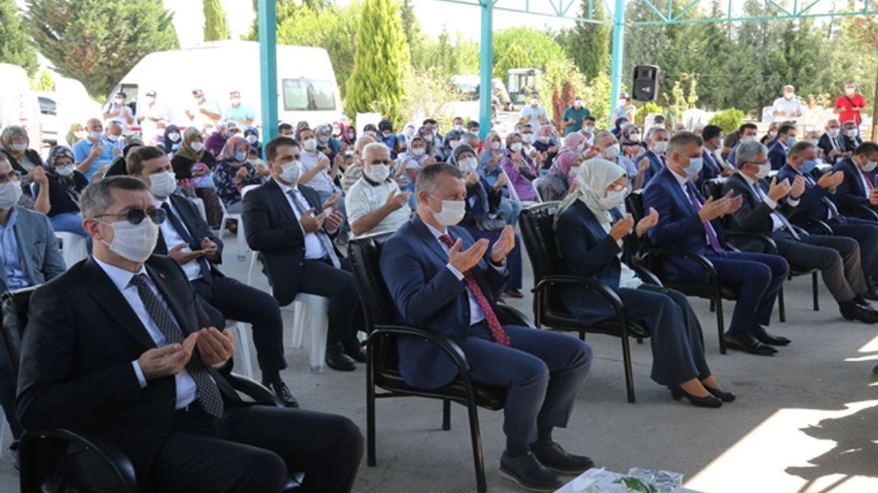 Bakan Selçuk Deprem Şehitliğini ziyaret etti