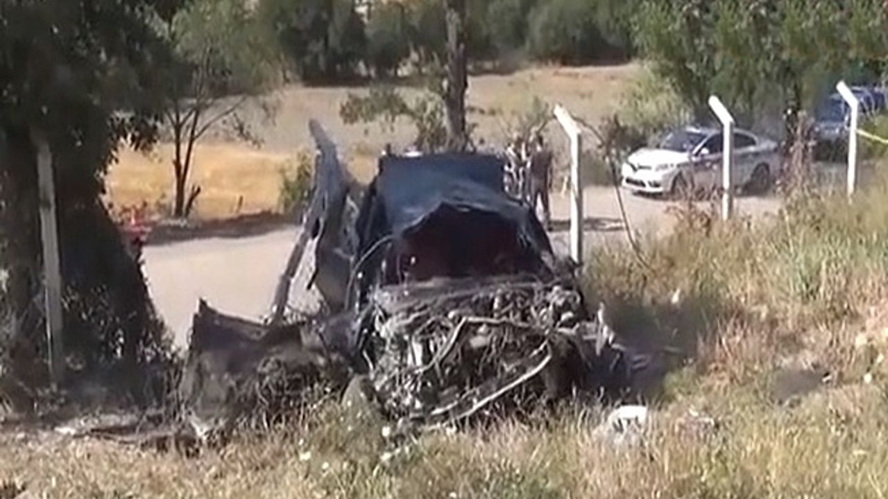 Virajı alamayan araç şarampole uçtu:1 ölü 2 yaralı