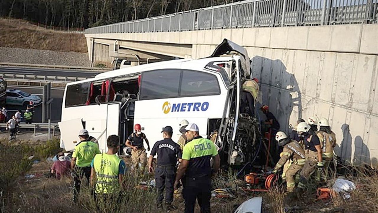 Yolcu otobüsü yoldan çıktı! 5 ölü 25 yaralı