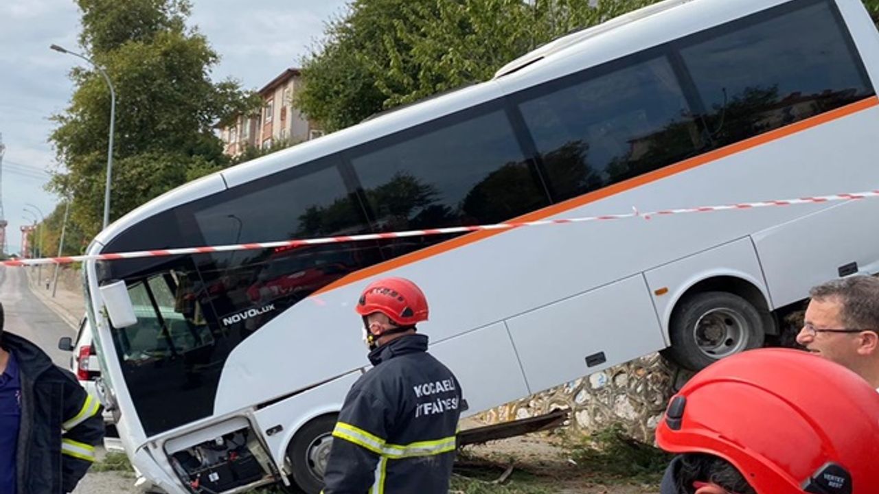Freni patlayan servis midibüsü elektrik direğini devirdi
