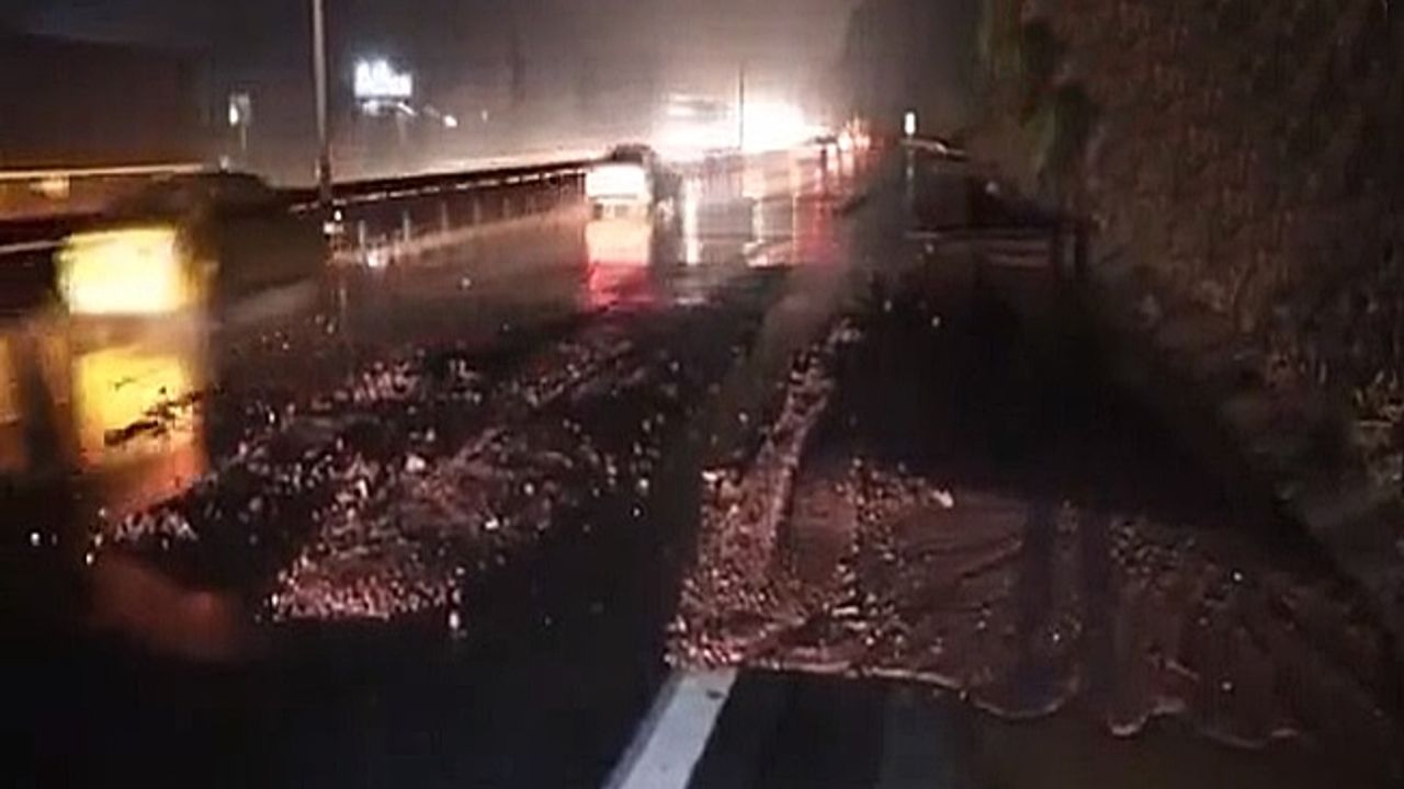 TEM otoyoluna toprak kayması sonucu trafik kitlendi!