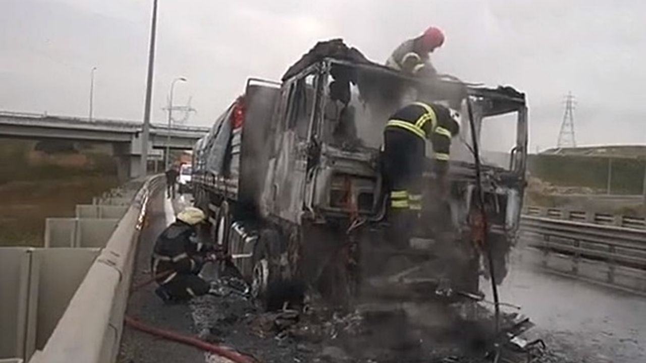 Seyir halindeki TIR alev alev yandı!