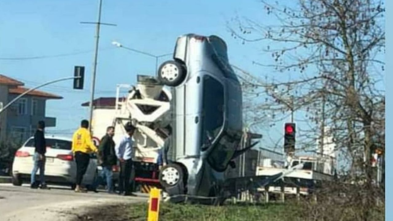 Kaza yapan araç bariyerde dik kaldı!