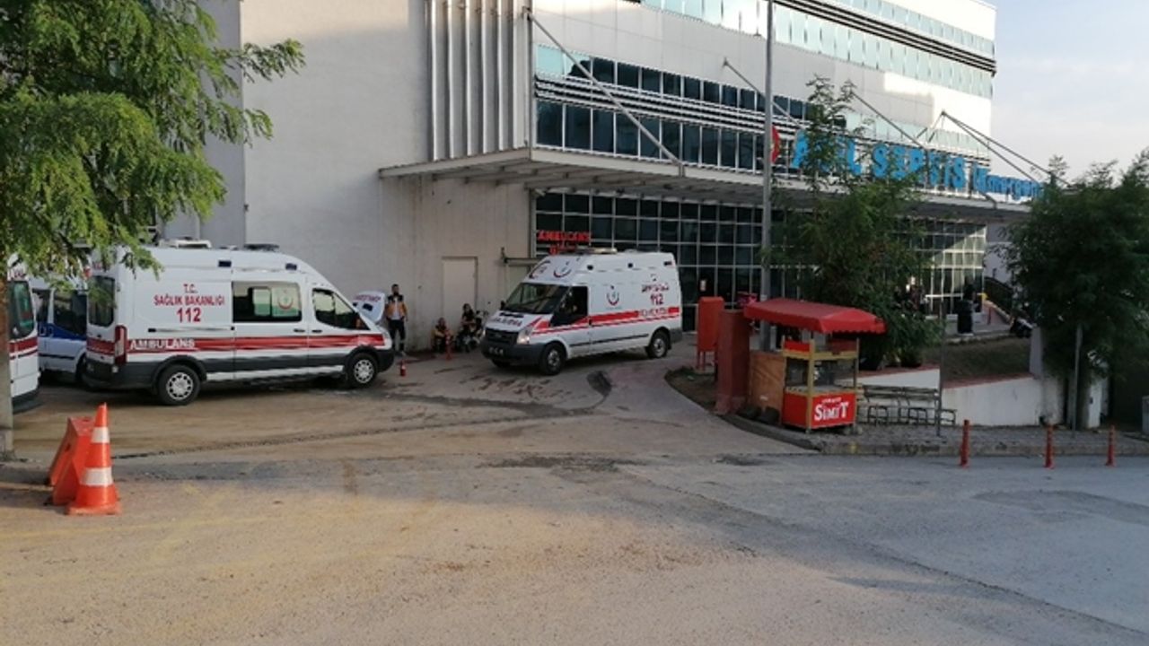 Minibüsle çarpışan otomobildeki 2 kişi yaralandı!