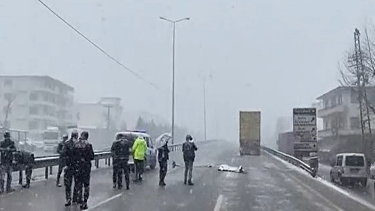 Kaza sonrası araçtan inerek karşıya geçmeye çalışırken Tırın altında kaldı!