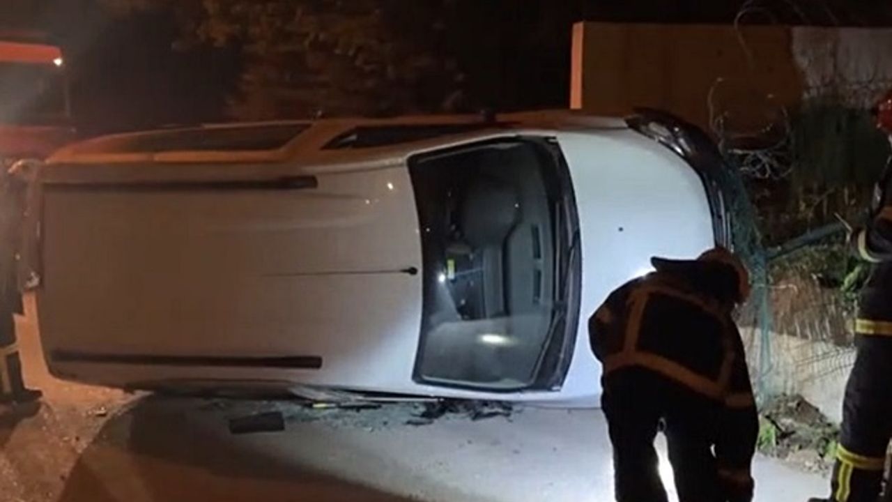 Yol kenarındaki beton duvara çarpan araç devrildi
