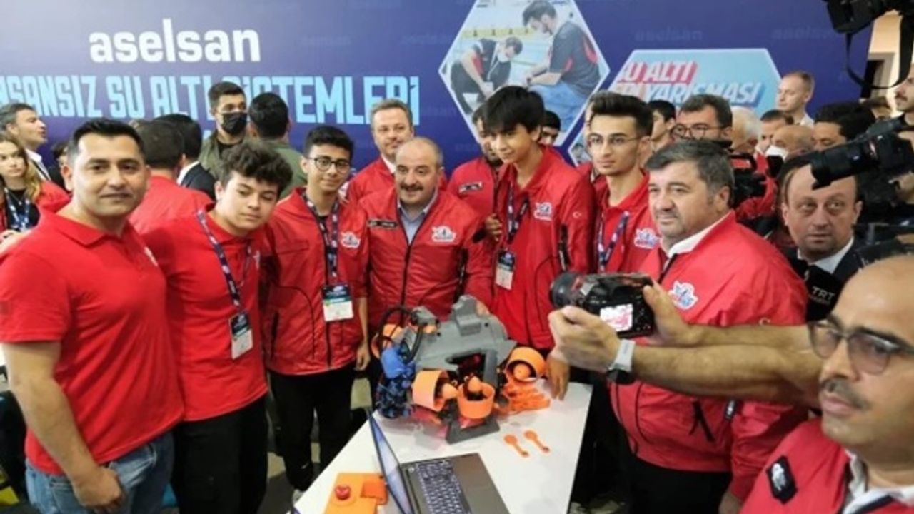 Bakan Varank TEKNOFEST Karadeniz'i gezdi