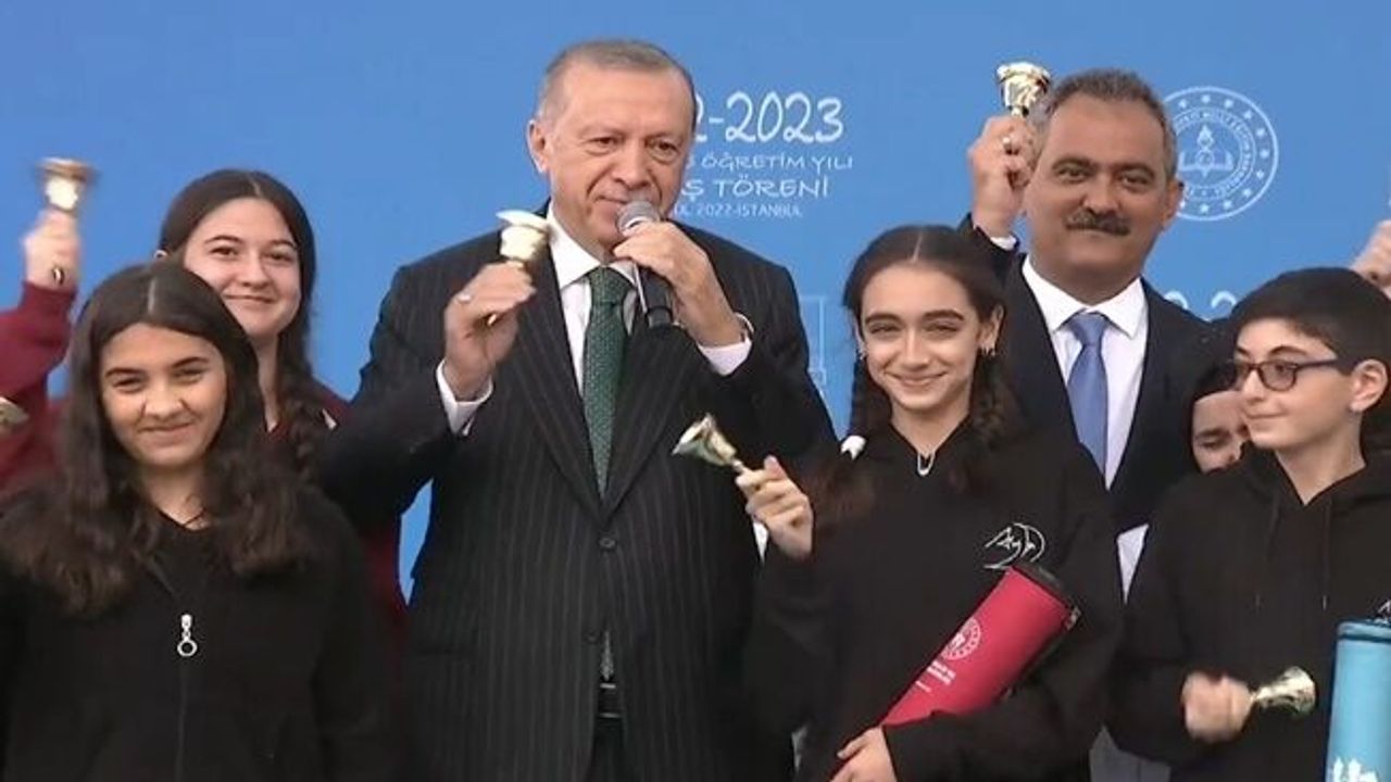 Cumhurbaşkanı Erdoğan ve Bakan Özer ilk ders zilini birlikte çaldılar