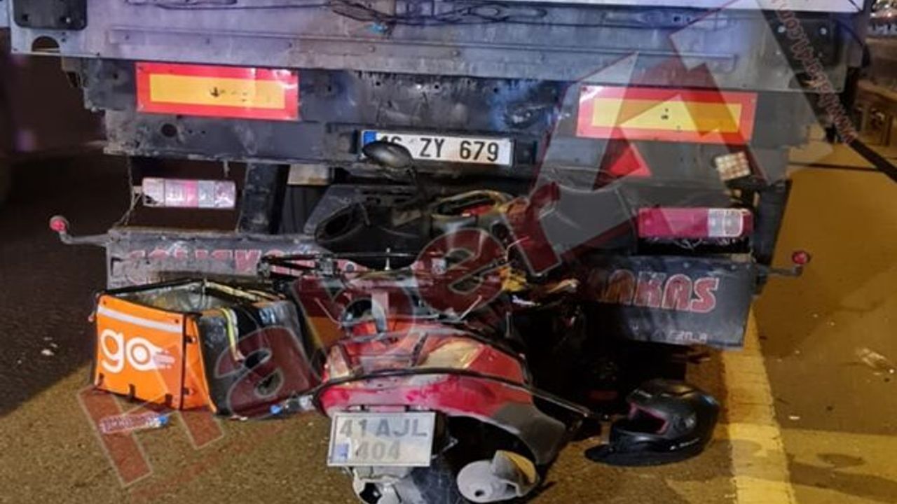 Motosikletli kurye TIR'a çarparak hayatını kaybetti