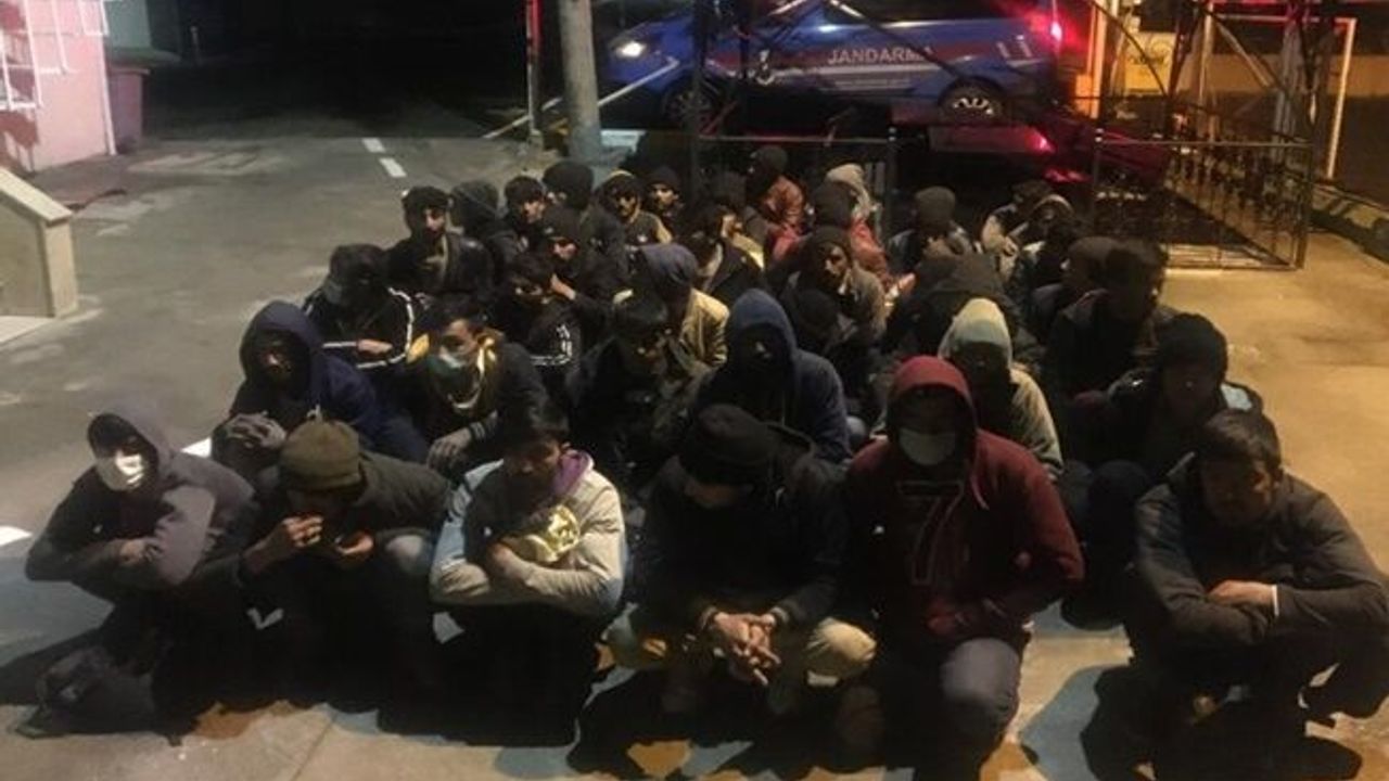 Kocaeli'de  durdurulan araçta 30 kaçak göçmen yakalandı