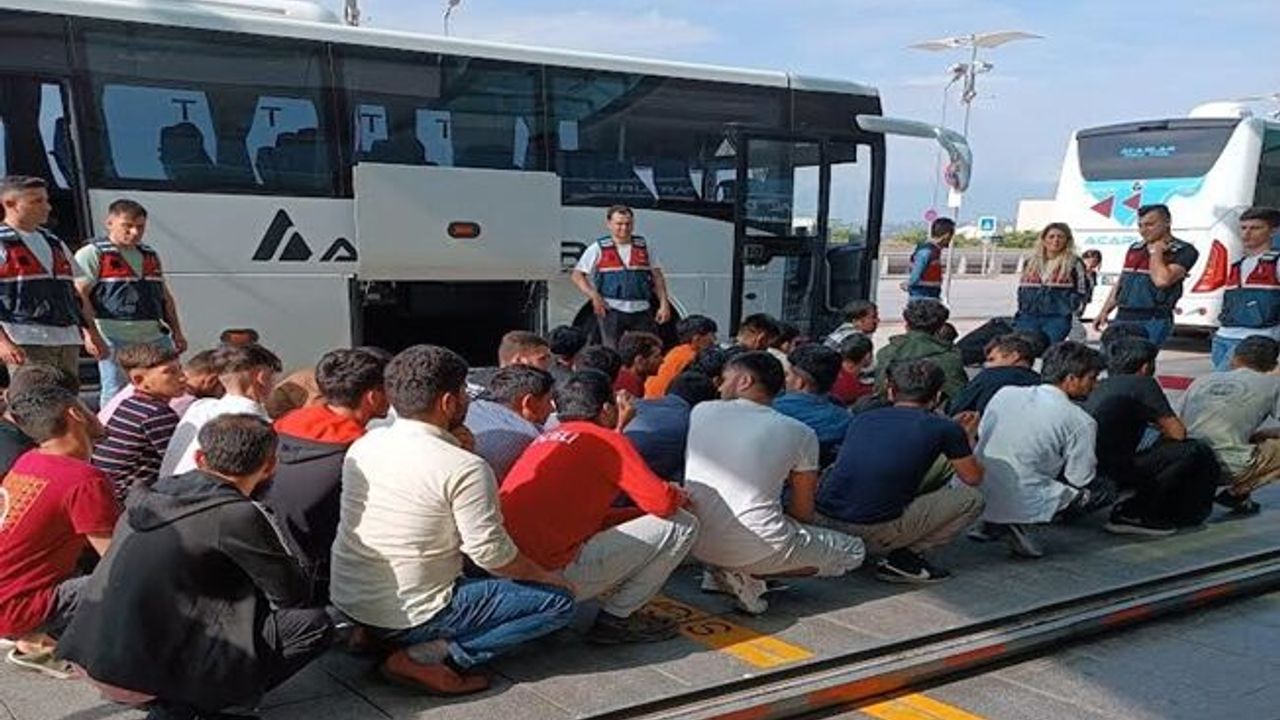 Kocaeli'de 67 kaçak göçmen sınır dışı edildi