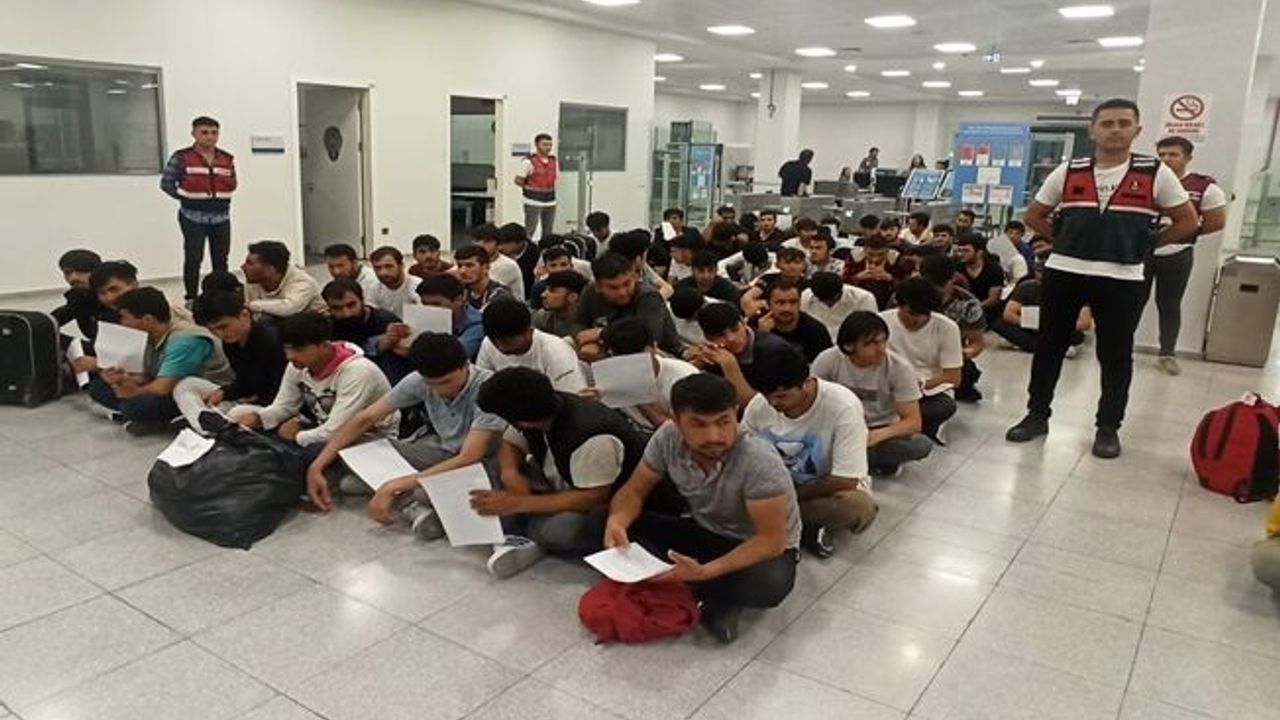 Kocaeli'de yakalanan 107 düzensiz göçmen sınır dışı edildi