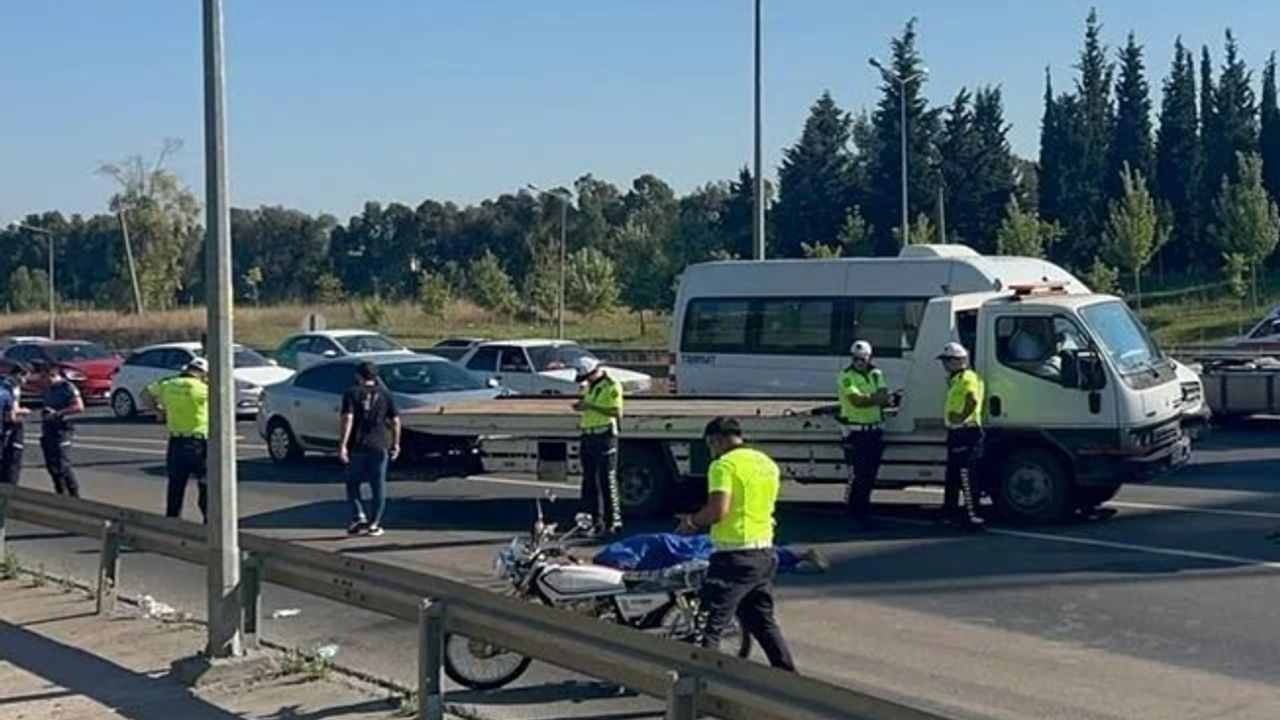 Çayırova'da kamyonla motosikletin çarpışması sonucu 1 kişi öldü, 1 kişi yaralandı.