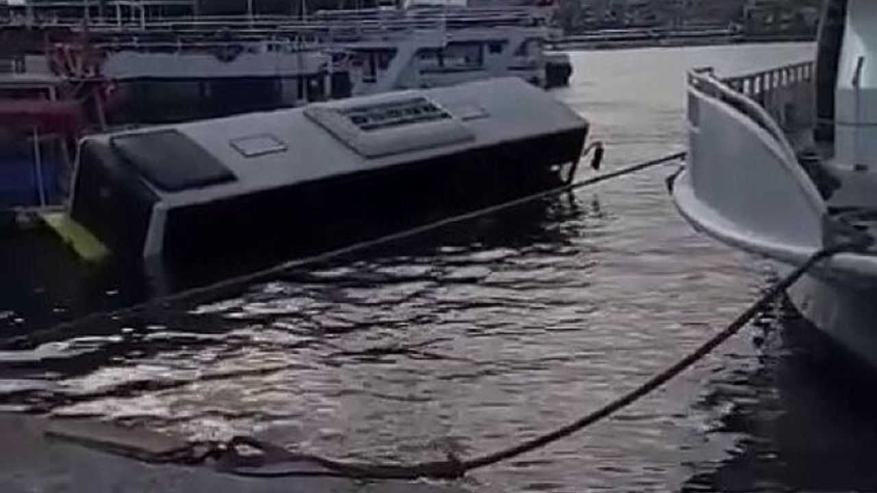 Eminönü'nde İETT otobüsü denize düştü 
