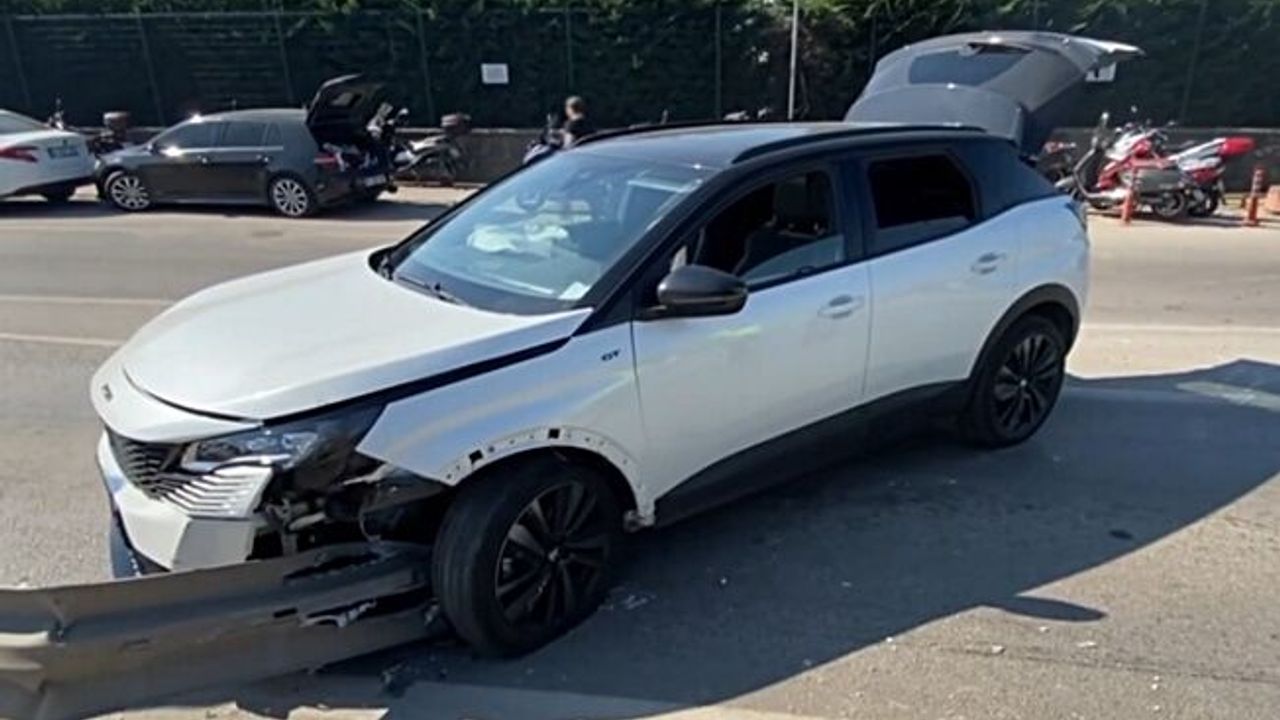 Kocaeli'de otomobil bariyerlere saplandı:1 yaralı