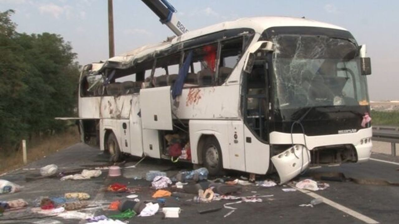 Düğün yolculuğu facia ile sonuçlandı: 1’i polis 6 kişi öldü, 42 kişi yaralandı