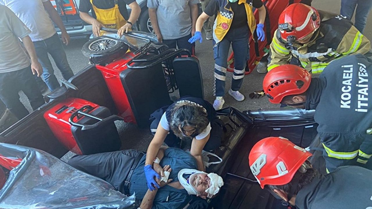 Otomobille çarpışan elektrikli motosikletteki çift, ağır yaralandı