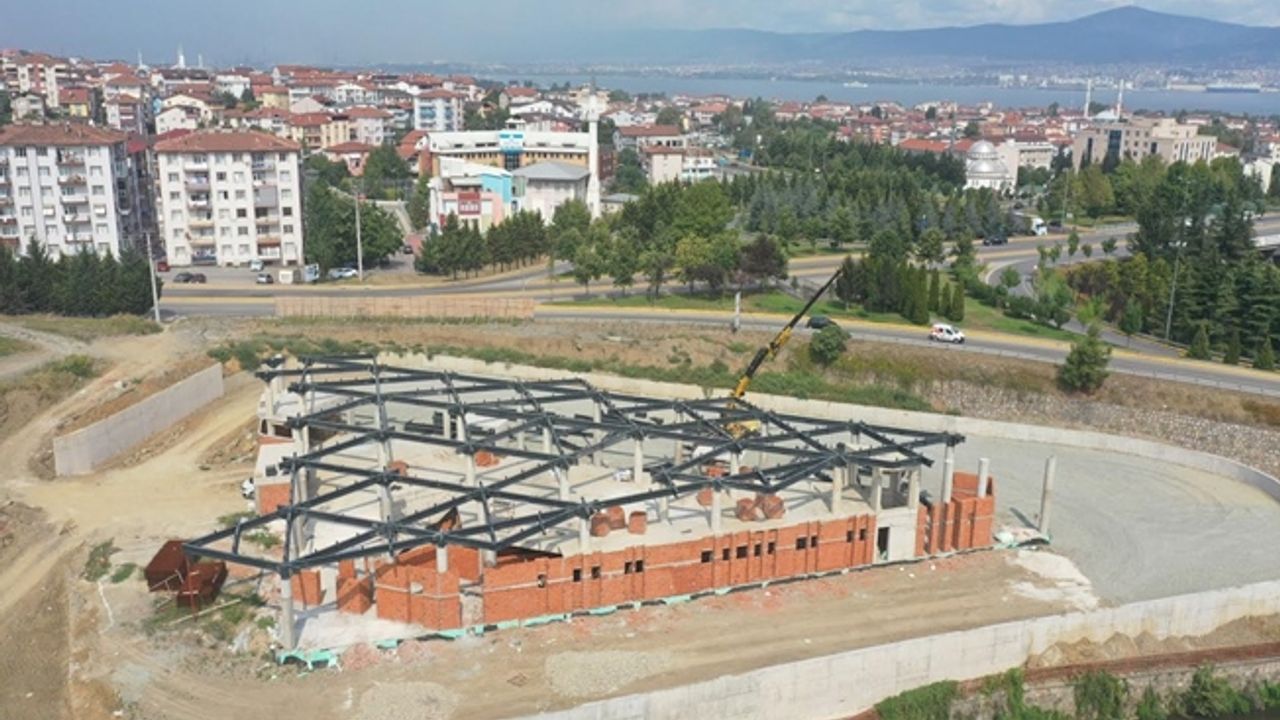 Yeni Gölcük terminal binasında çatı imalatı yapılıyor