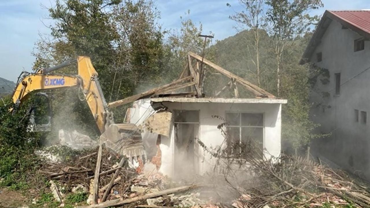 GÖLCÜK’TE MERUK VE ORTA HASARLI 123 BİNA YIKILDI