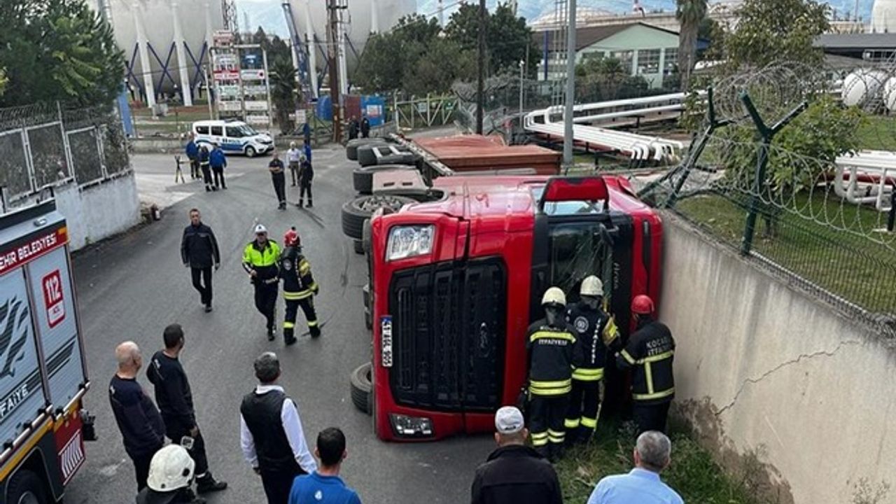 Konteyner yüklü TIR, fabrika duvarını yıkarak devrildi