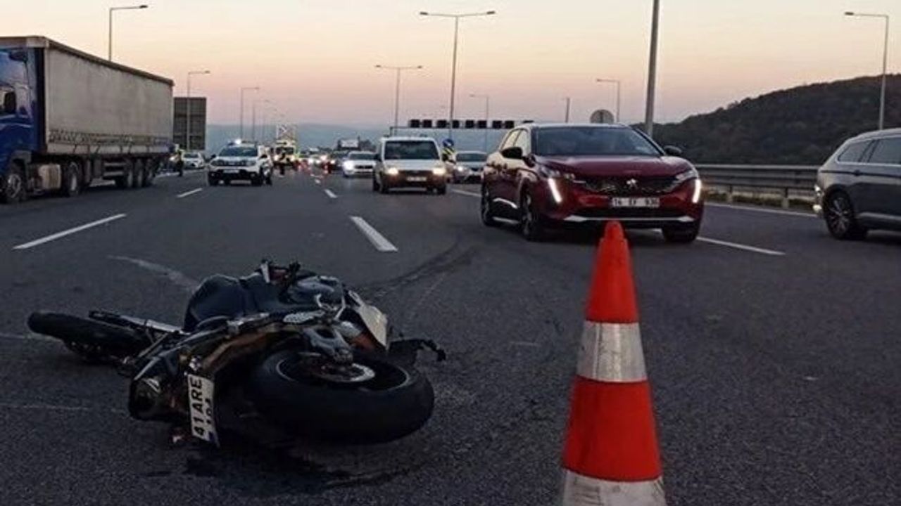 Kuzey Marmara otoyolunda TIR'a çarpan motosikletin sürücüsü hayatını kaybetti