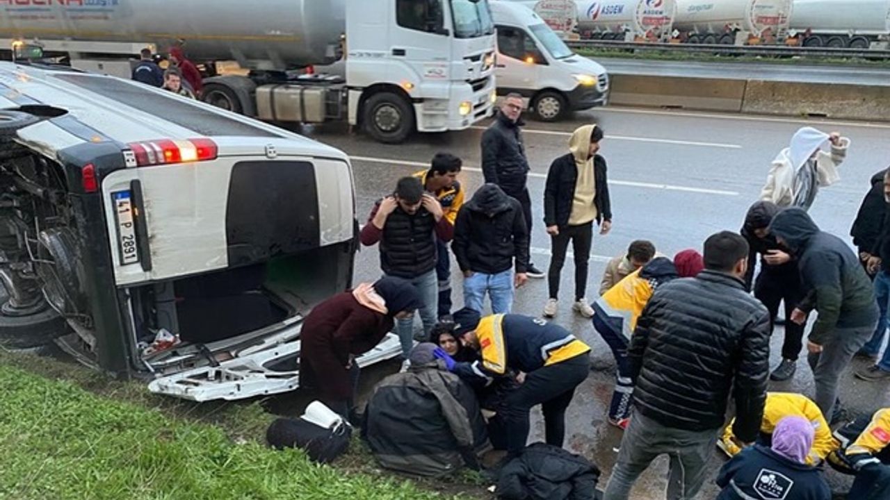 Dilovası'nda işçi servisi devrildi : 1’i ağır 9 yaralı