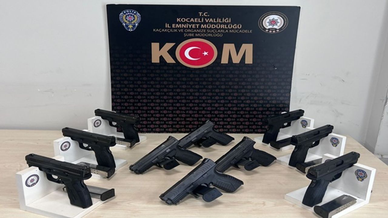 Kocaeli'de durdurulan araçta ruhsatsız silahlar ele geçirildi!
