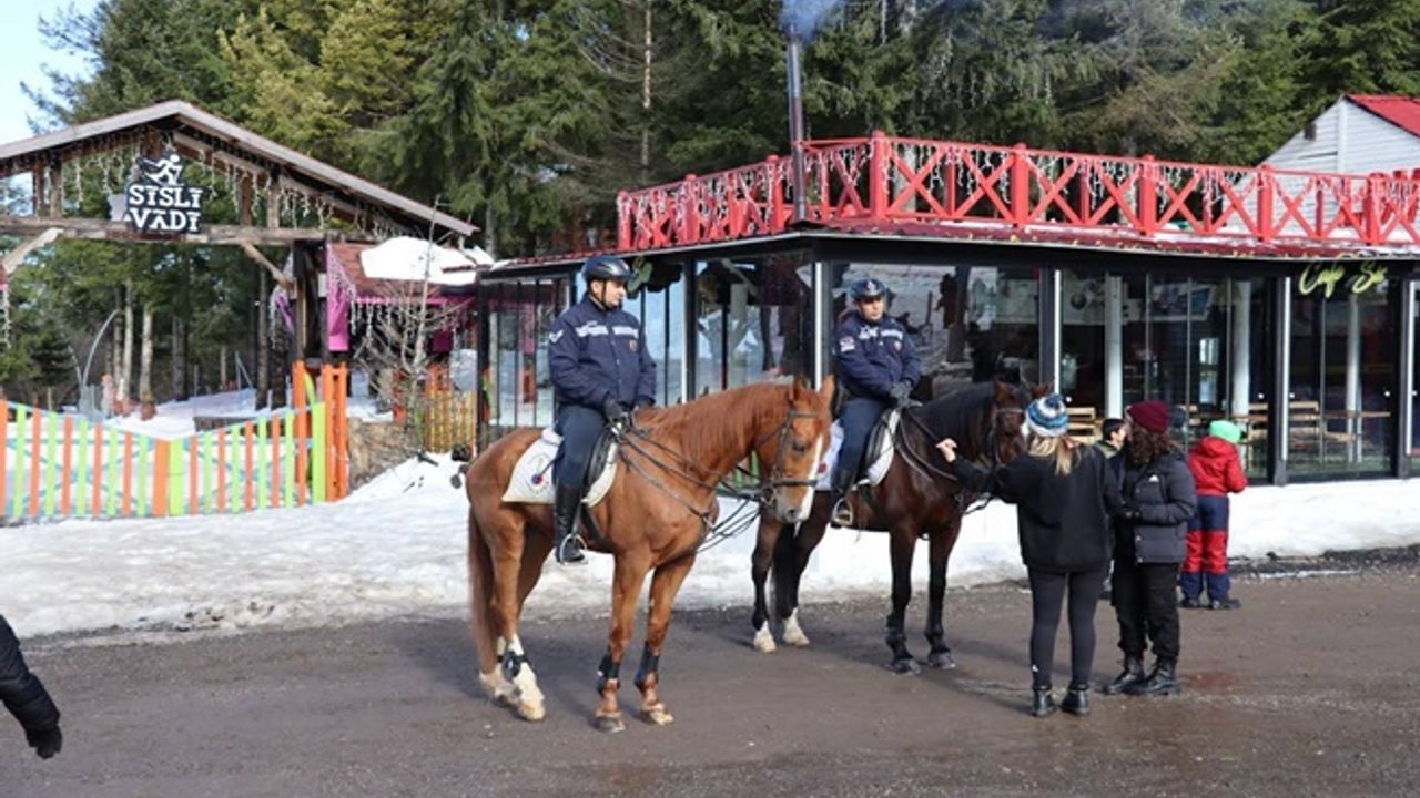 Kartepe'de atlı jandarma timleri göreve başladı
