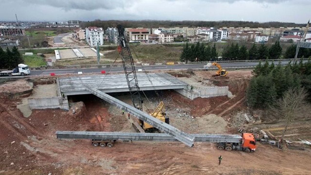 TEM üzerindeki köprünün kiriş montajı başladı