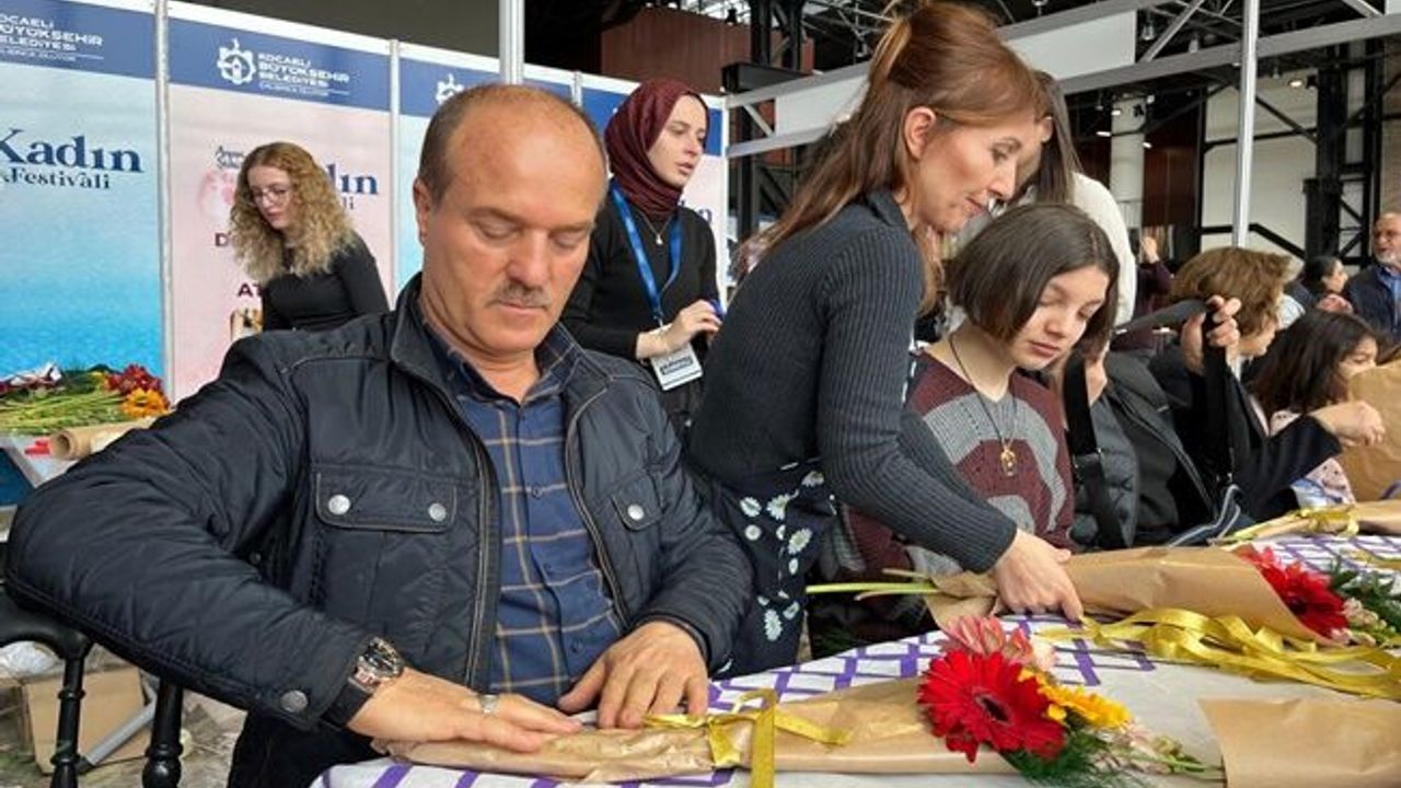 Beyler Kadın Festivali’nde eşlerine çiçek yaptı