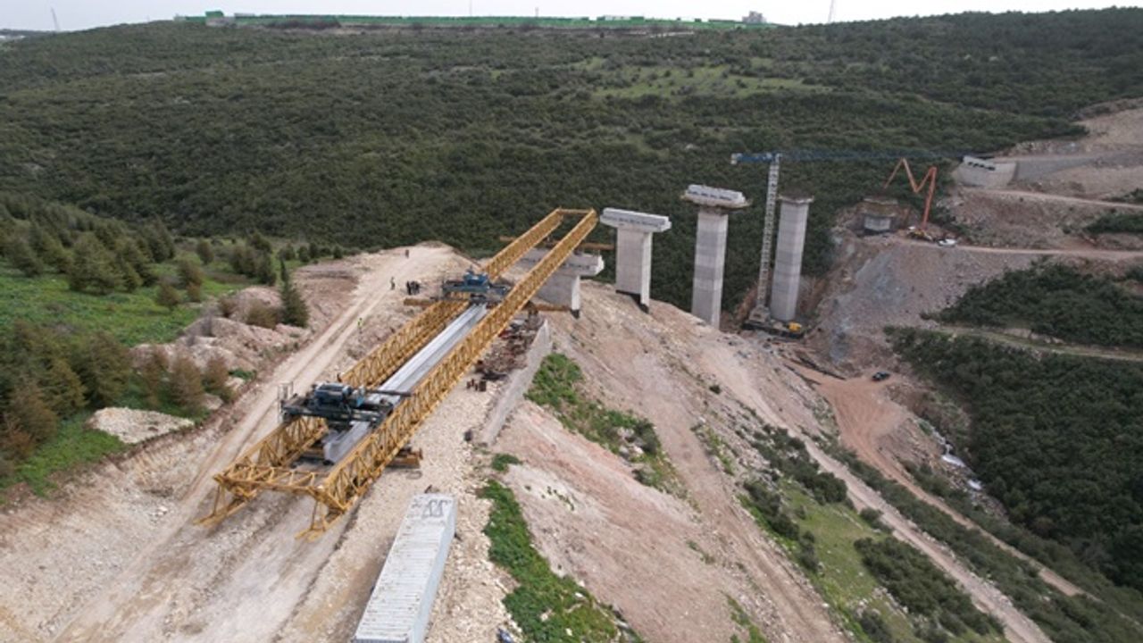 Dilovası Devlet Hastanesi Köprüsünde kiriş montajı