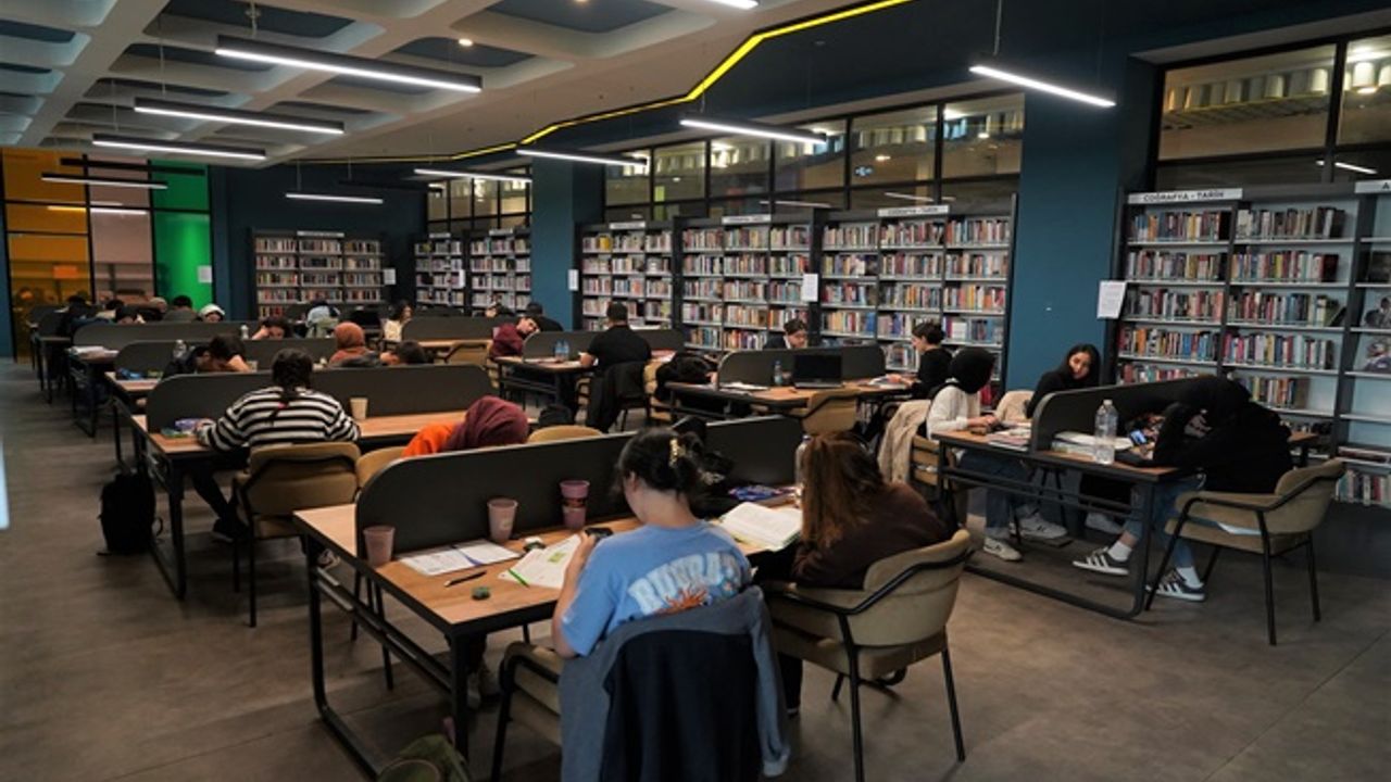 Gençler, üniversite sınavına kitap kahvelerde hazırlanıyor