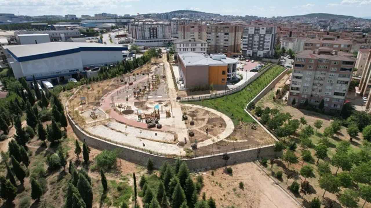 Çayırova Duyu Bahçesi’nde çim serimi başladı