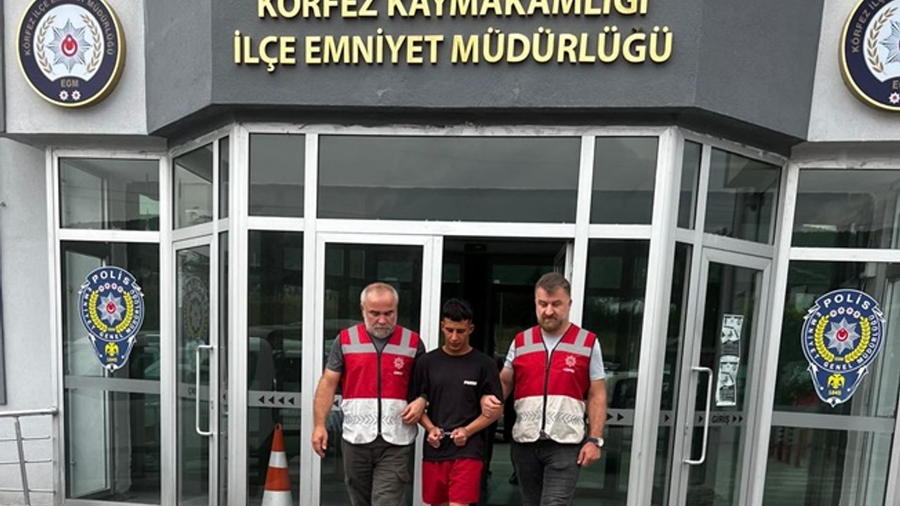 Körfez'de parktaki gençlerin motosikletini gasp eden zanlı tutuklandı!