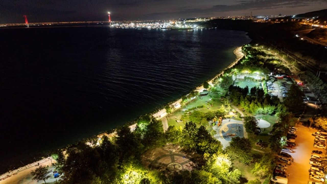 Tavşancıl Sahil Parkı gündüz başka gece başka güzel