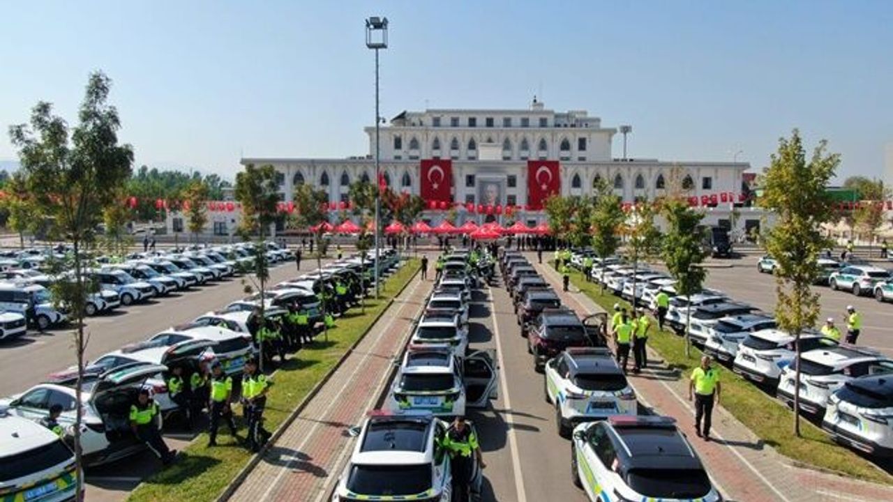 Kocaeli’de emniyet ve jandarma ekiplerine yeni araçları teslim edildi