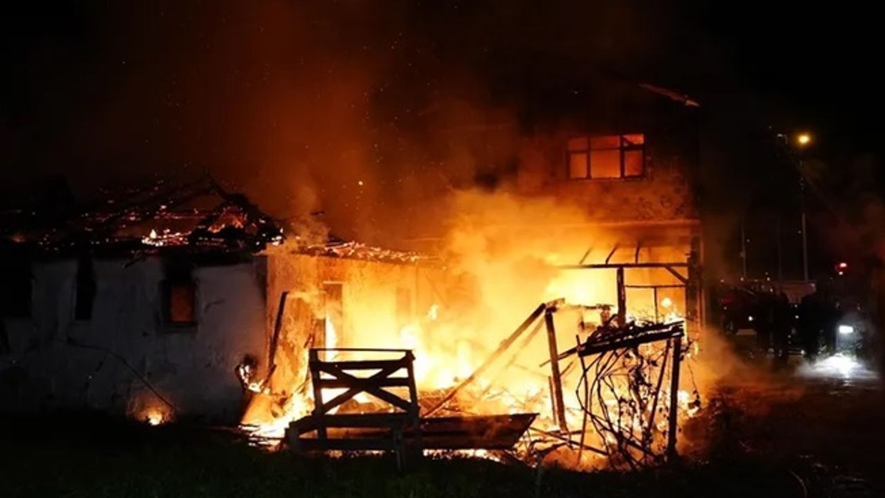 Düzce'de iki katlı ev küle döndü!