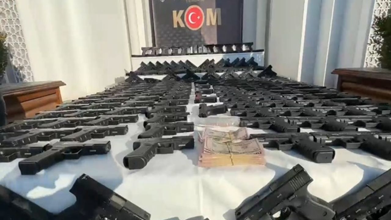 Emniyetten silah kaçakçılarına büyük operasyon… Yüzlerce silah ele geçirildi!