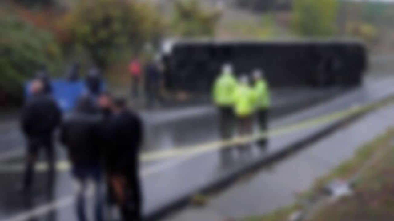 Eskişehir'de yolcu otobüsü devrildi;1 ölü 30 yaralı!