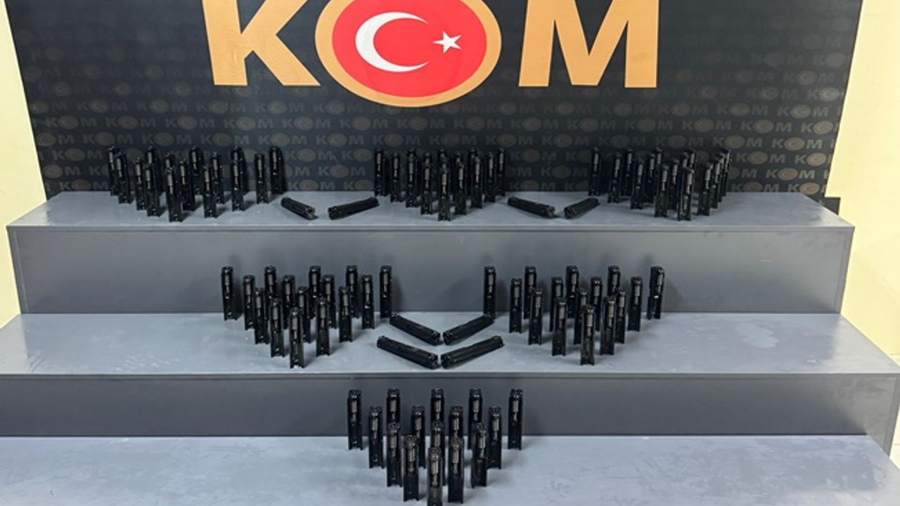 TEM’de durdurulan araçta çok sayıda tabanca sürgü takımı ele geçirildi