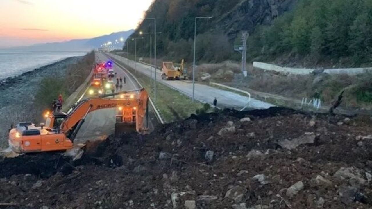 Artvin'deki heyelanda yol çift yönlü ulaşıma kapandı!
