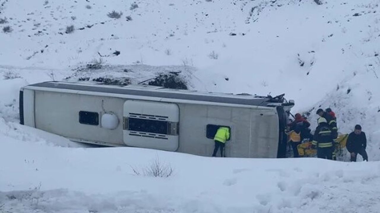 Erzincan'da yolcu otobüsü şarampole devrildi!