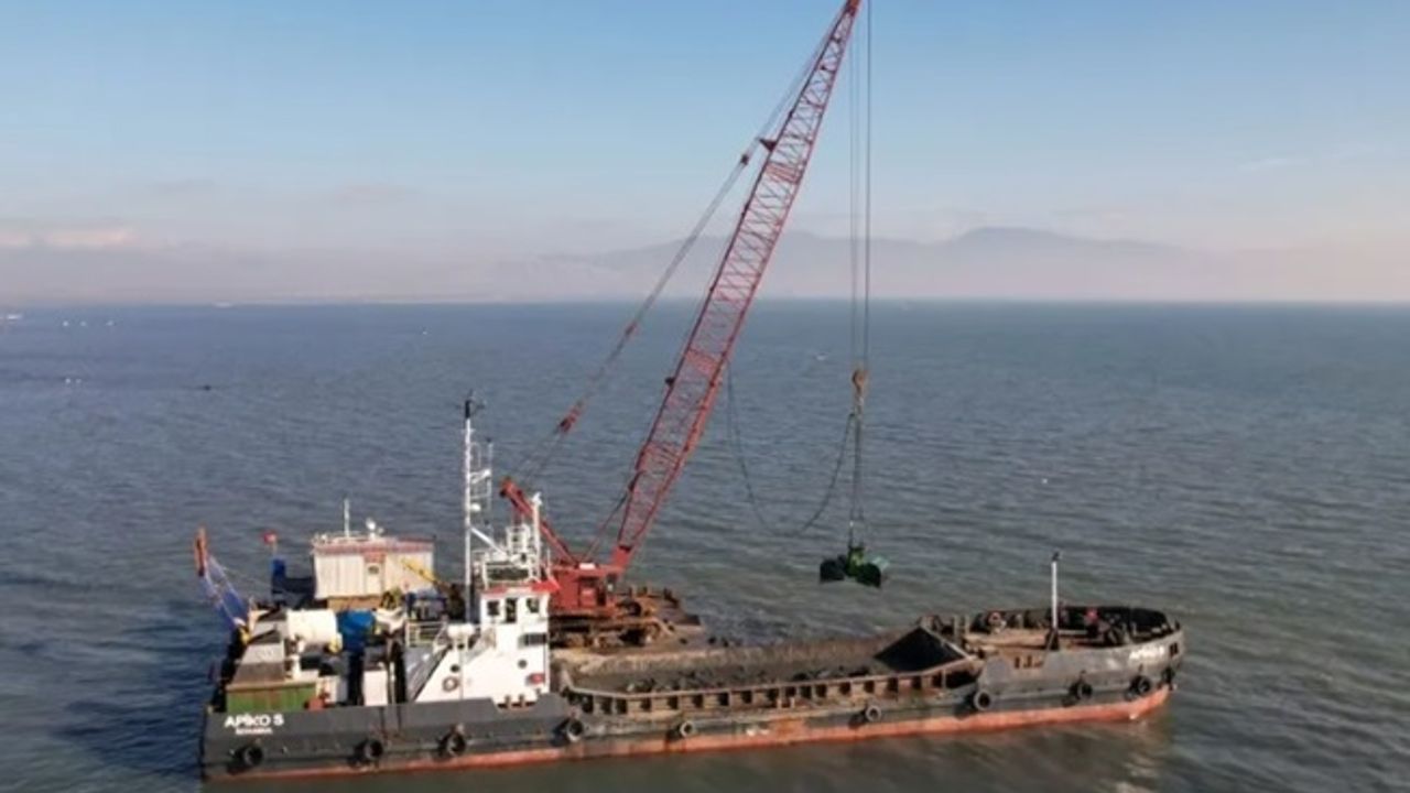 İzmir Körfezi'nden 60 bin ton çamur çıkarıldı