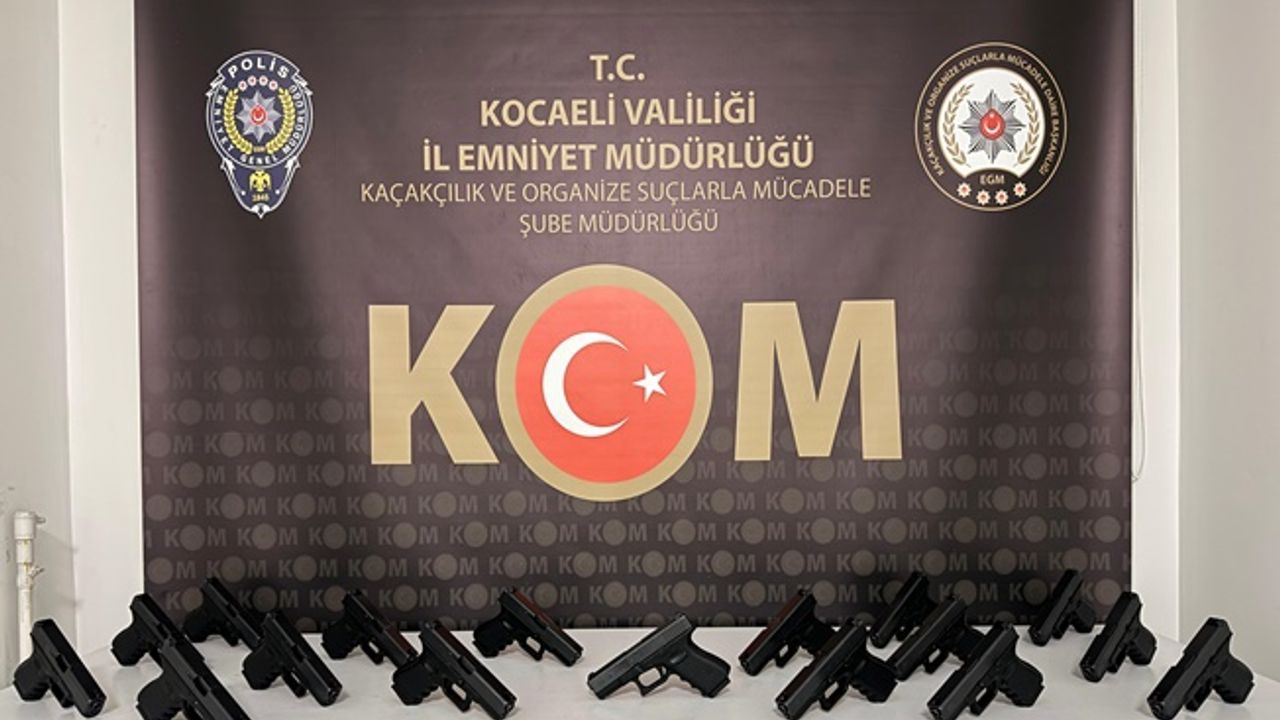 Kocaeli'de durdurulan araçta zulalanmış 17 tabanca ele geçirildi!