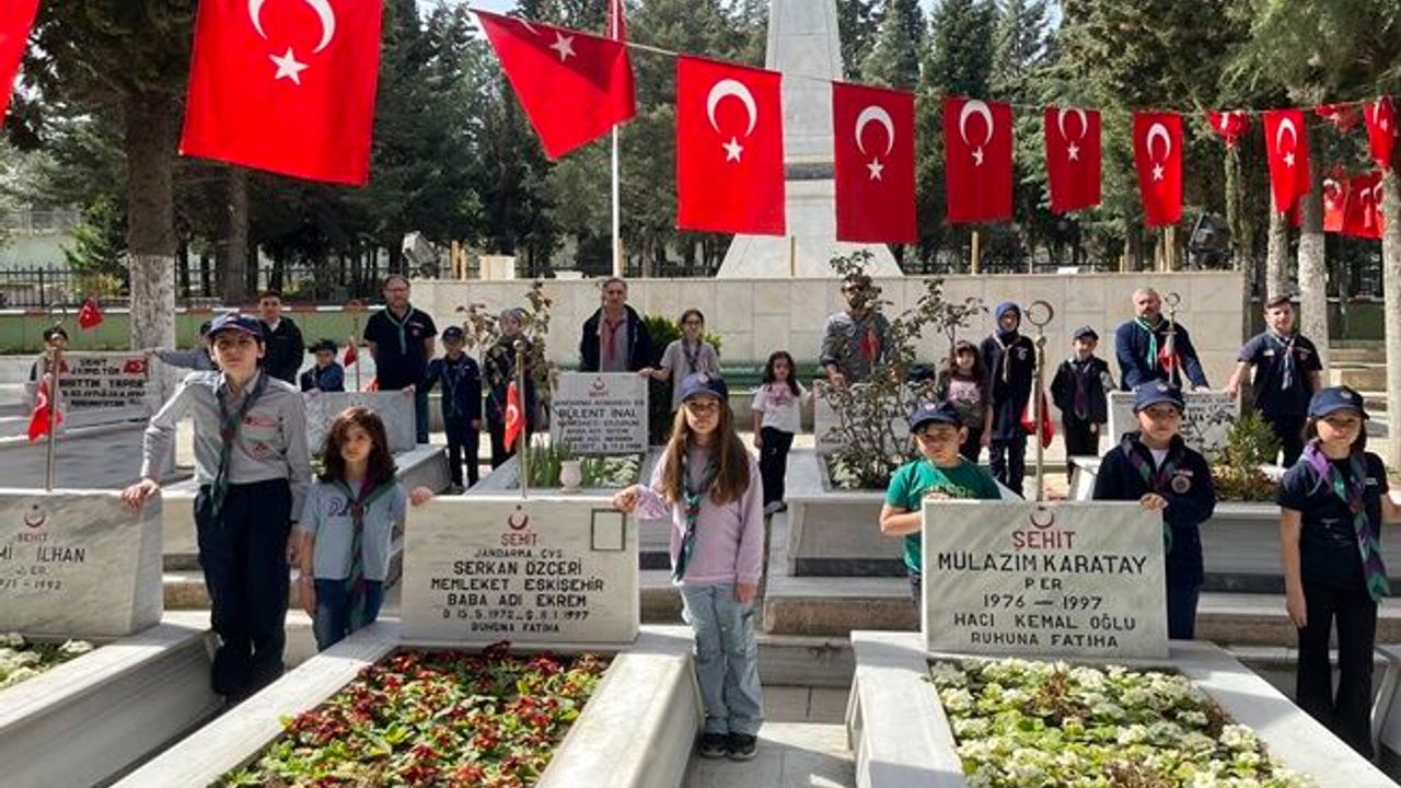 İLKÇEV izcileri Gebze Sehitliği'ni ziyaret etti