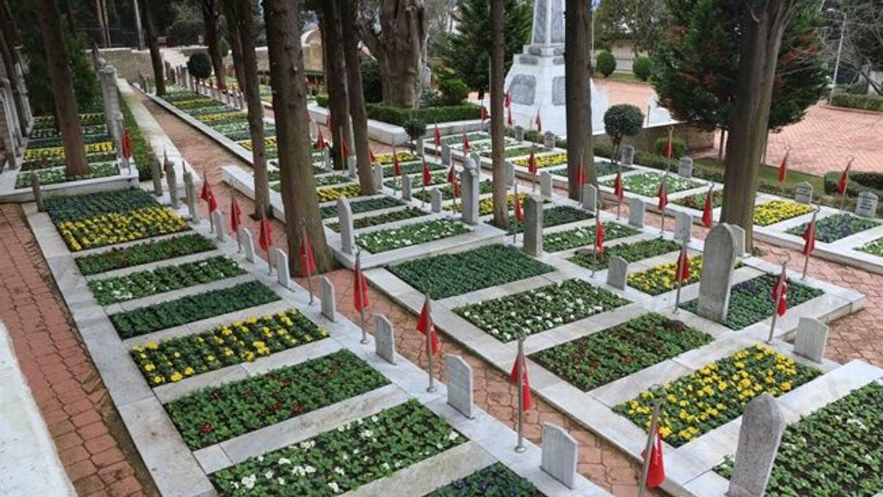 Şehitlikler, "18 Mart Çanakkale Zaferi" için hazırlandı