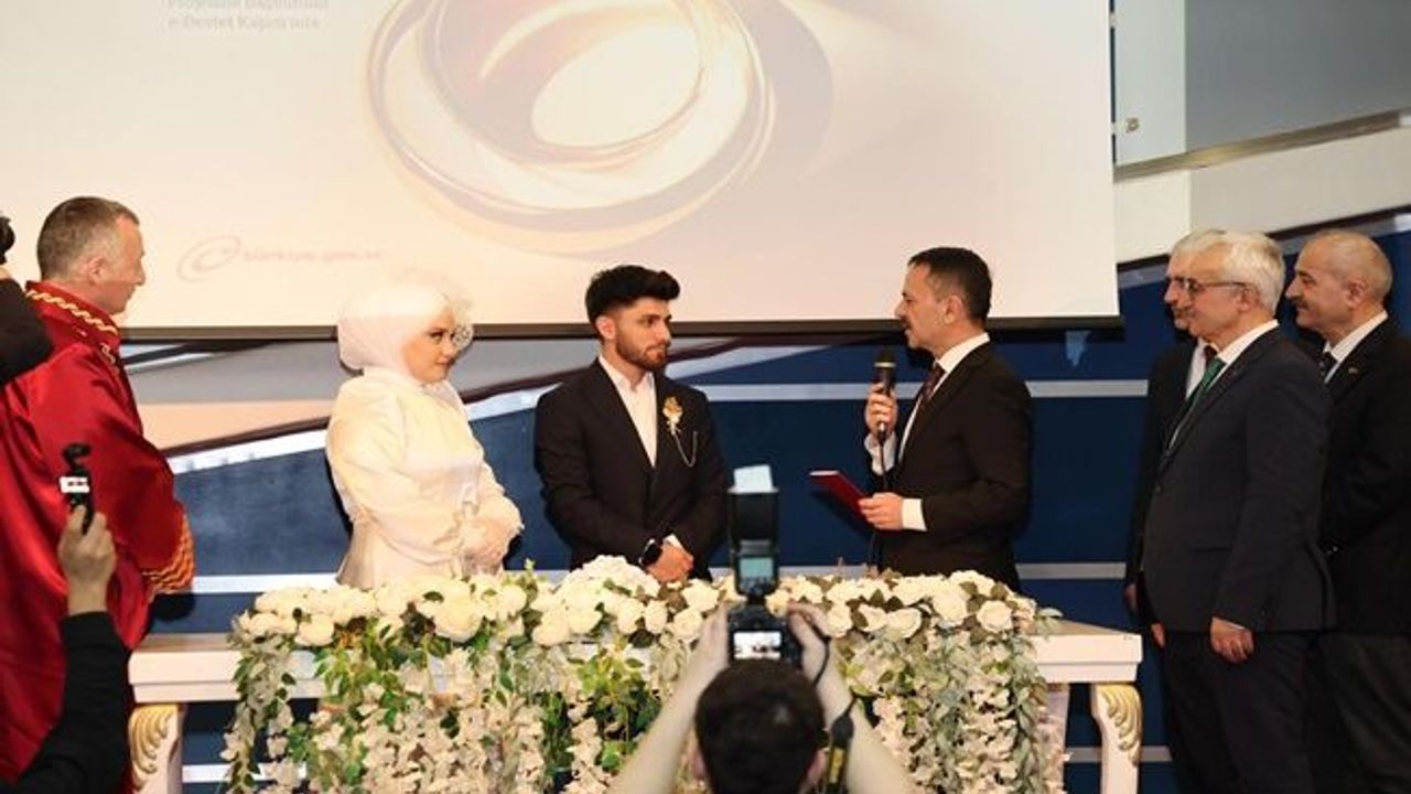 Vali İlhami Aktaş, Gençlik Fonuyla Evlenen İlk Çiftlerin Nikah Şahitliğini Yaptı