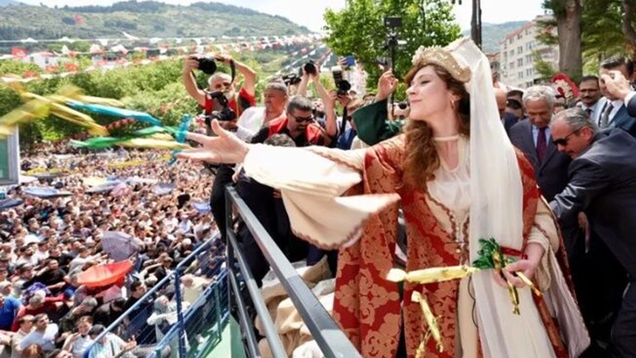 8 ton mesir macunu halka saçıldı