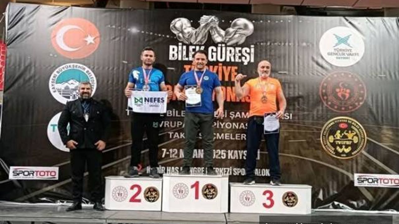 Bayram Ali Ünsür, Türkiye Bilek Güreşi Şampiyonası’nda birinci oldu